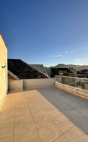 Casa de condomínio para alugar com 297m², 6 quartos e 2 vagas Casa de condomínio para alugar com 297m², 6 quartos e 2 vagasTerraço