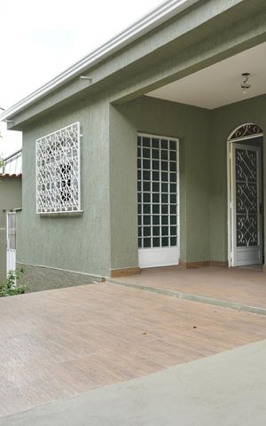 Casa à venda com 294m², 6 quartos e 4 vagas Casa à venda com 294m², 6 quartos e 4 vagasÁrea da Casa 2