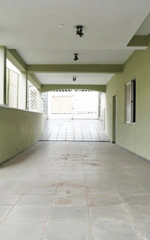 Casa à venda com 294m², 6 quartos e 4 vagas Casa à venda com 294m², 6 quartos e 4 vagasGaragem - Casa 1