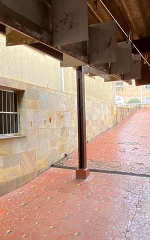Casa para alugar com 573m², 2 quartos e 2 vagas Casa para alugar com 573m², 2 quartos e 2 vagasÁrea externa - Garagem