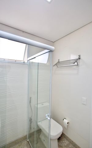 Casa de condomínio para alugar com 180m², 3 quartos e 4 vagasBanheiro da Suíte