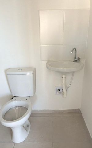 Apartamento à venda com 46m², 2 quartos e 1 vaga Apartamento à venda com 46m², 2 quartos e 1 vagaBanheiro social