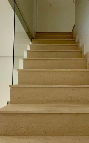 Casa à venda com 180m², 3 quartos e 3 vagas Casa à venda com 180m², 3 quartos e 3 vagasEscada