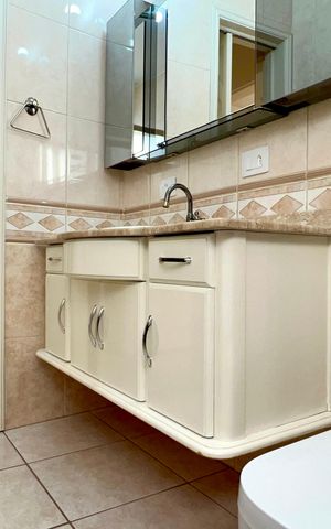 Casa à venda com 180m², 3 quartos e 3 vagas Casa à venda com 180m², 3 quartos e 3 vagasBanheiro