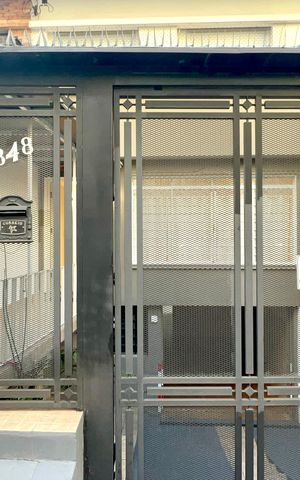 Casa à venda com 180m², 3 quartos e 3 vagas Casa à venda com 180m², 3 quartos e 3 vagasFachada