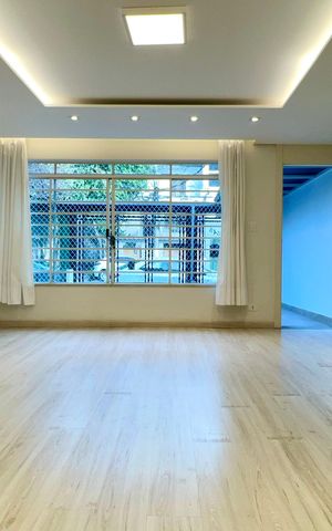 Casa à venda com 180m², 3 quartos e 3 vagas Casa à venda com 180m², 3 quartos e 3 vagasSala
