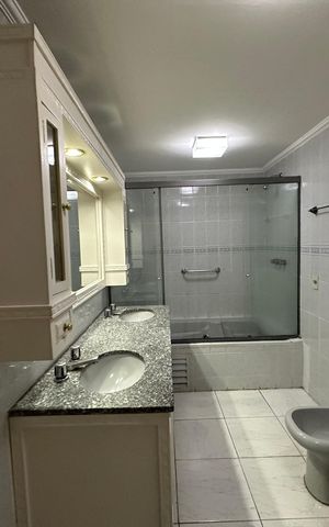 Apartamento à venda com 162m², 3 quartos e 2 vagas Apartamento à venda com 162m², 3 quartos e 2 vagasBanheiro da Suíte