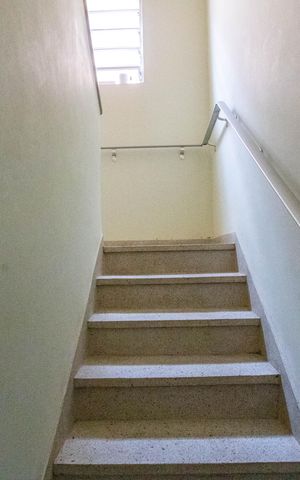 Casa à venda com 112m², 2 quartos e 2 vagas Casa à venda com 112m², 2 quartos e 2 vagasEscada
