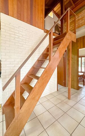 Casa para alugar com 200m², 3 quartos e 2 vagasEscada