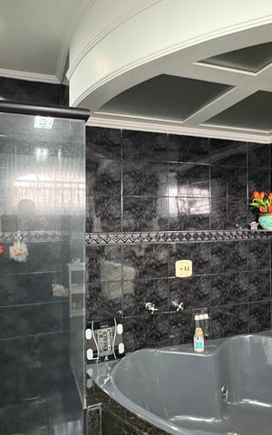 Casa de condomínio para alugar com 1932m², 5 quartos e 12 vagas Casa de condomínio para alugar com 1932m², 5 quartos e 12 vagasBanheiro da Suíte 3
