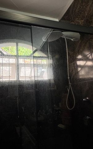 Casa de condomínio para alugar com 1932m², 5 quartos e 12 vagas Casa de condomínio para alugar com 1932m², 5 quartos e 12 vagasBanheiro Corredor