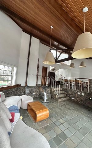 Casa de condomínio à venda com 377m², 4 quartos e 4 vagas Casa de condomínio à venda com 377m², 4 quartos e 4 vagasSala