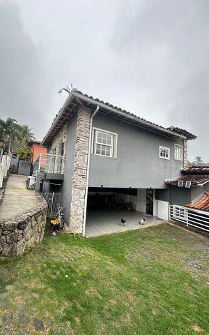 Casa de condomínio à venda com 377m², 4 quartos e 4 vagas Casa de condomínio à venda com 377m², 4 quartos e 4 vagasFachada