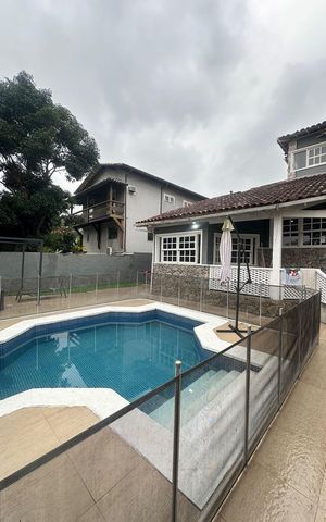 Casa de condomínio à venda com 377m², 4 quartos e 4 vagas Casa de condomínio à venda com 377m², 4 quartos e 4 vagasÁrea externa