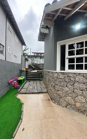 Casa de condomínio à venda com 377m², 4 quartos e 4 vagas Casa de condomínio à venda com 377m², 4 quartos e 4 vagasÁrea externa