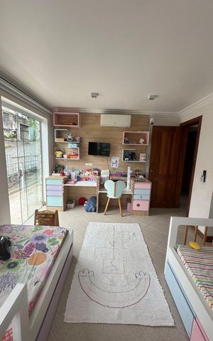 Casa de condomínio à venda com 377m², 4 quartos e 4 vagas Casa de condomínio à venda com 377m², 4 quartos e 4 vagasQuarto