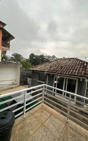 Casa de condomínio à venda com 377m², 4 quartos e 4 vagas Casa de condomínio à venda com 377m², 4 quartos e 4 vagasÁrea externa