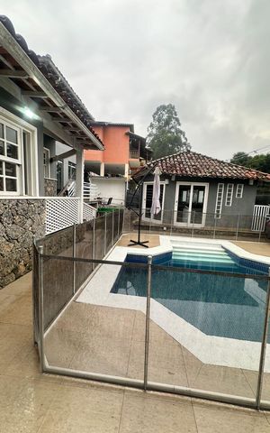 Casa de condomínio à venda com 377m², 4 quartos e 4 vagas Casa de condomínio à venda com 377m², 4 quartos e 4 vagasÁrea externa