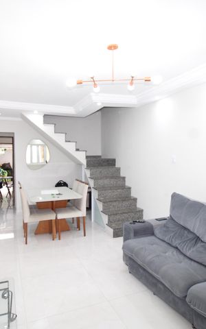 Casa à venda com 83m², 2 quartos e 2 vagasSala