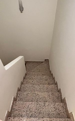Casa para alugar com 130m², 2 quartos e 3 vagasEscada