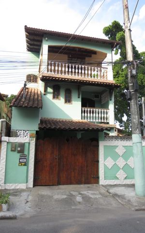 Casa para alugar com 220m², 4 quartos e 1 vaga Casa para alugar com 220m², 4 quartos e 1 vagaFachada