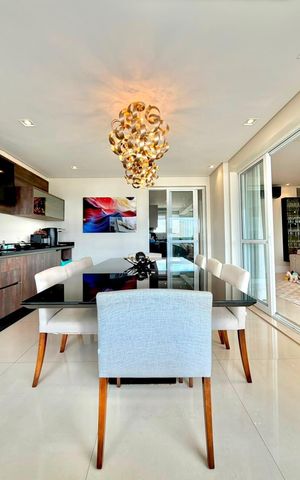Apartamento à venda com 165m², 3 quartos e 4 vagas Apartamento à venda com 165m², 3 quartos e 4 vagasVaranda