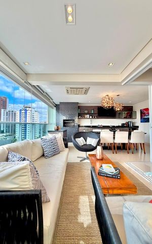 Apartamento à venda com 165m², 3 quartos e 4 vagas Apartamento à venda com 165m², 3 quartos e 4 vagasVaranda