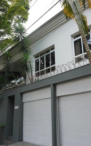Casa para alugar com 400m², 5 quartos e 4 vagas Casa para alugar com 400m², 5 quartos e 4 vagasFachada
