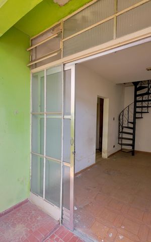 Casa à venda com 294m², 6 quartos e 6 vagas Casa à venda com 294m², 6 quartos e 6 vagasÁrea externa