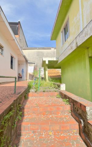Casa à venda com 294m², 6 quartos e 6 vagas Casa à venda com 294m², 6 quartos e 6 vagasEscada