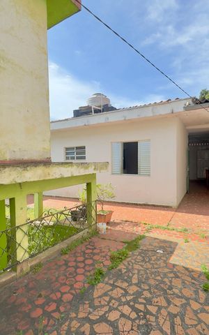 Casa à venda com 294m², 6 quartos e 6 vagas Casa à venda com 294m², 6 quartos e 6 vagasÁrea externa