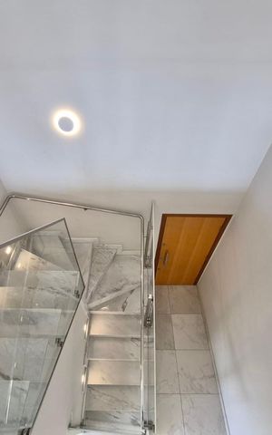 Apartamento à venda com 168m², 3 quartos e 4 vagas Apartamento à venda com 168m², 3 quartos e 4 vagasEscadas
