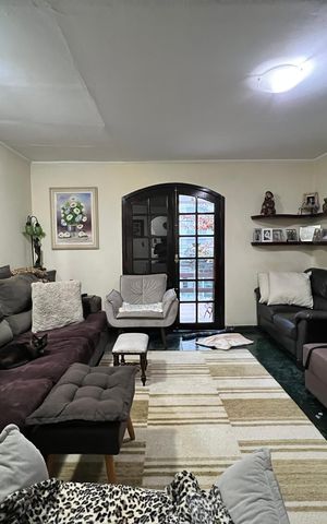 Casa à venda com 300m², 3 quartos e 2 vagas Casa à venda com 300m², 3 quartos e 2 vagasSala