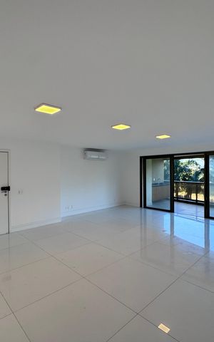 Apartamento para alugar com 262m², 3 quartos e 2 vagas Apartamento para alugar com 262m², 3 quartos e 2 vagasSala