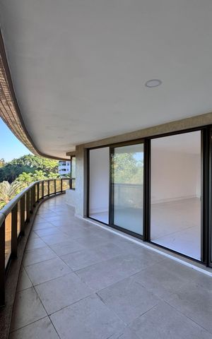 Apartamento para alugar com 262m², 3 quartos e 2 vagas Apartamento para alugar com 262m², 3 quartos e 2 vagasVaranda