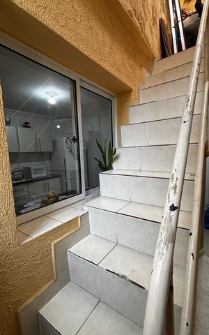 Casa à venda com 100m², 2 quartos e 1 vaga Casa à venda com 100m², 2 quartos e 1 vagaEscada