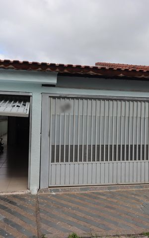 Casa à venda com 154m², 4 quartos e 2 vagasFachada
