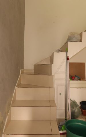 Casa à venda com 154m², 4 quartos e 2 vagasEscada