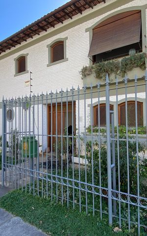 Casa à venda com 600m², 6 quartos e 2 vagas Casa à venda com 600m², 6 quartos e 2 vagasFachada