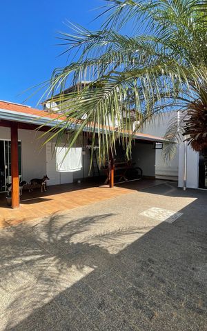 Casa à venda com 360m², 3 quartos e 2 vagas Casa à venda com 360m², 3 quartos e 2 vagasÁrea externa