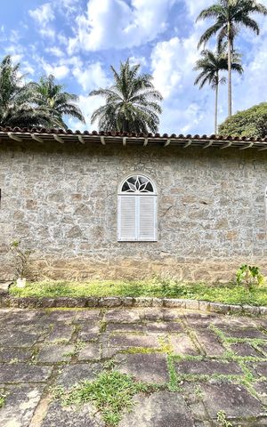 Casa à venda com 9900m², 6 quartos e 5 vagas Casa à venda com 9900m², 6 quartos e 5 vagasFachada