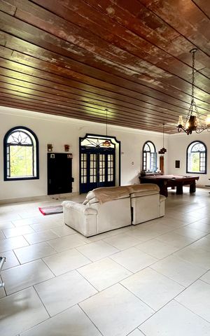 Casa à venda com 9900m², 6 quartos e 5 vagas Casa à venda com 9900m², 6 quartos e 5 vagasSala
