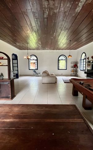 Casa à venda com 9900m², 6 quartos e 5 vagas Casa à venda com 9900m², 6 quartos e 5 vagasSala