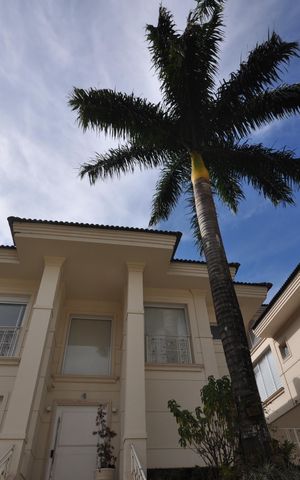 Casa de condomínio à venda com 515m², 4 quartos e 5 vagasFachada