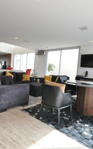 Casa de condomínio à venda com 515m², 4 quartos e 5 vagasSala de Estar e Sala de Jantar