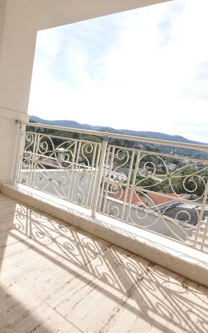 Casa de condomínio à venda com 515m², 4 quartos e 5 vagasSacada da Suíte Master