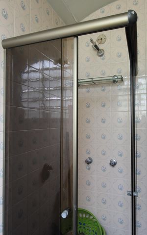 Casa de condomínio para alugar com 376m², 4 quartos e 5 vagasBanheiro da suíte 1