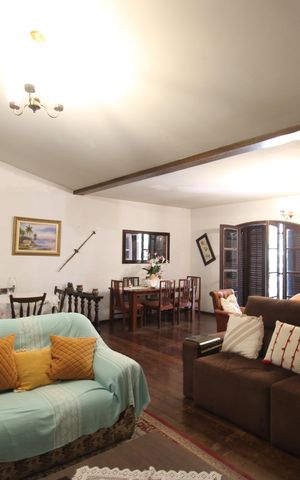 Casa de condomínio para alugar com 376m², 4 quartos e 5 vagasSala