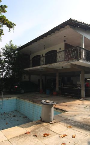 Casa de condomínio para alugar com 376m², 4 quartos e 5 vagasFrente da casa