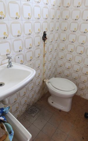 Casa de condomínio para alugar com 376m², 4 quartos e 5 vagasBanheiro de serviço
